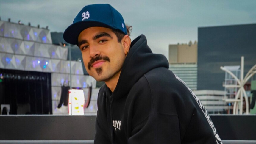 Caio Castro de boné e moletom