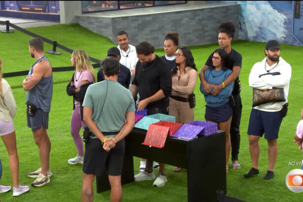 Participantes em pé na frente das Caixas-Surpresa no gramado do BBB 26
