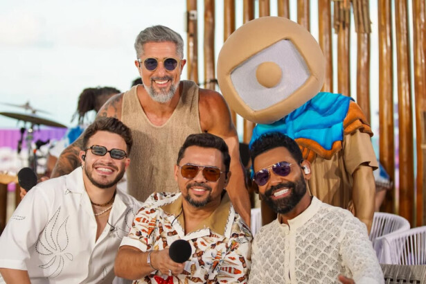 Marcos Mion entre Matheus Fernandes, Xand Avião e Pablo no palco do Caldeirão de Versão no Rio Grande Do Norte. Imagem registrada em um dia solar
