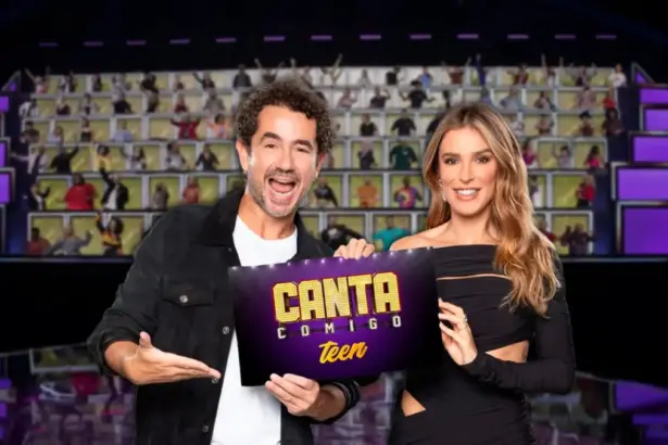 Felipe Andreoli e Rafa Brites seguram ficha do Canta Comigo Teen no palco do reality da RECORD em frente ao paredão dos jurados