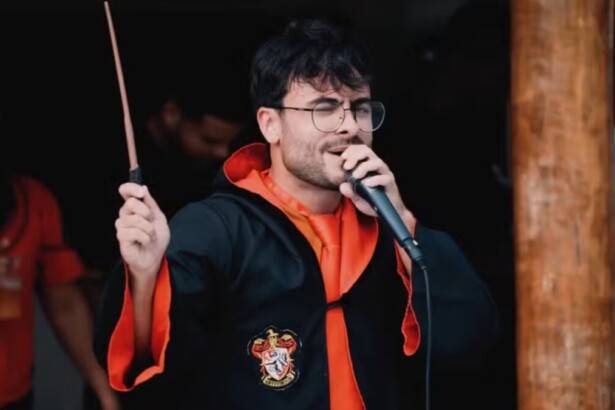 Cantor Harry, O Bruxo, sósia de Harry Potter, em trecho de apresentação em clip