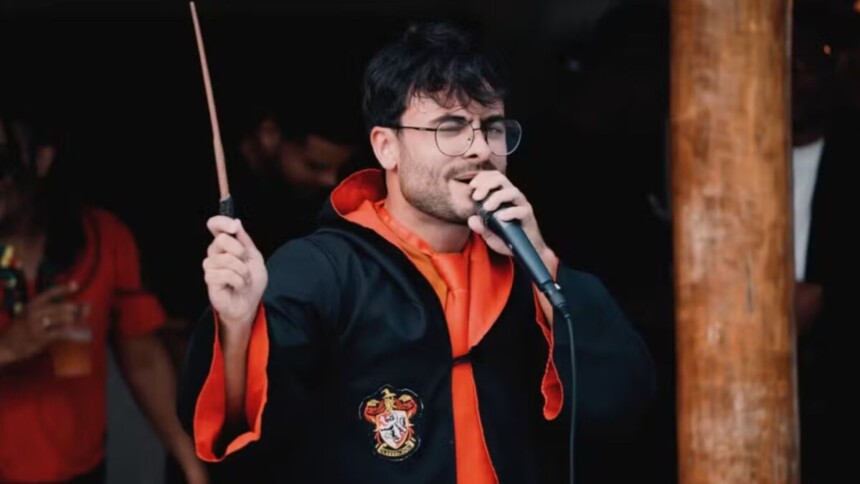 Cantor Harry, O Bruxo, sósia de Harry Potter, em trecho de apresentação em clip