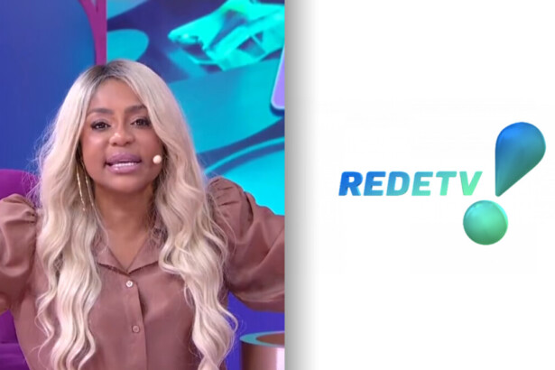Cariúcha sorrindo no cenário do Fofocalizando ao lado do logo da RedeTV!