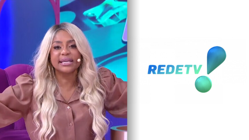 Cariúcha sorrindo no cenário do Fofocalizando ao lado do logo da RedeTV!