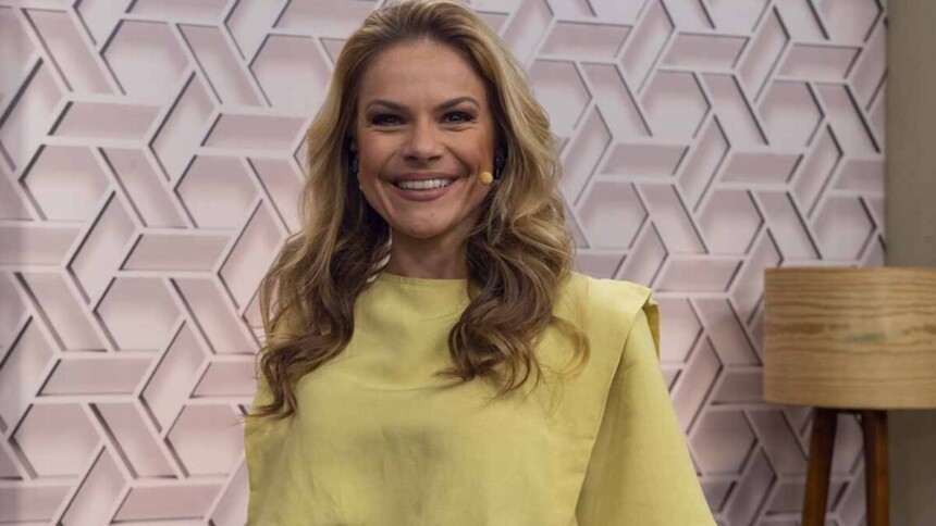 Carol Minhoto sorridente no Você Bonita