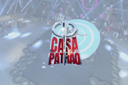 Logo da Casa do Patrão sobreposto em cima de uma imagem de uma prova de um reality show da RECORD
