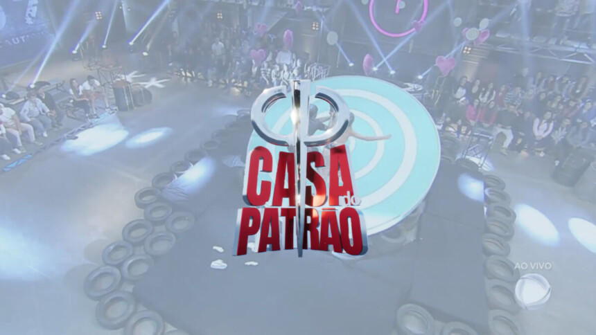Logo da Casa do Patrão sobreposto em cima de uma imagem de uma prova de um reality show da RECORD