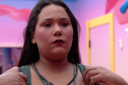 Chaiany se arrumando em frente ao espelho no BBB 26