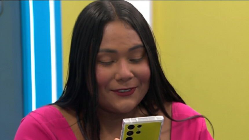 Chaiany com um celular na mão em trecho de dinâmica no BBB 26