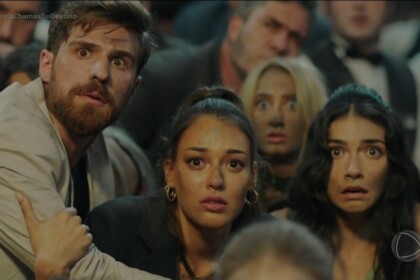 Protagonistas da novela Chamas do Destino olham assustados para uma grande chama no incêndio do primeiro capítulo da novela