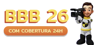 Logo do BBB 26 ao lado de Toninho segurando uma câmera de filmagem e vestido de dummy
