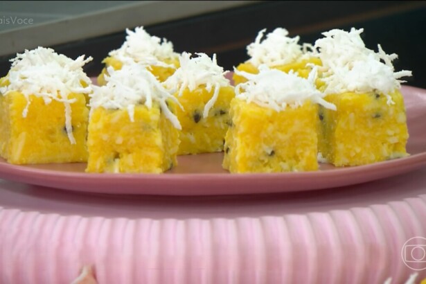 Cocada de cuscuz com maracujá em um prato rosa em cima da bancada do Mais Você da TV Globo