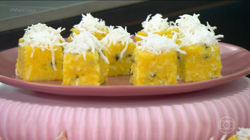 Cocada de cuscuz com maracujá em um prato rosa em cima da bancada do Mais Você da TV Globo