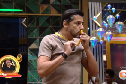 Alberto Cowboy beija colar de líder do BBB 26
