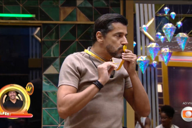 Alberto Cowboy beija colar de líder do BBB 26