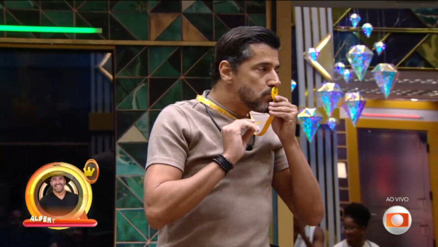 Alberto Cowboy beija colar de líder do BBB 26