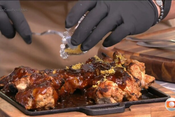 Thiago Oliveira manuseia as coxinhas de asa de frango