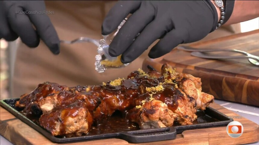 Thiago Oliveira manuseia as coxinhas de asa de frango