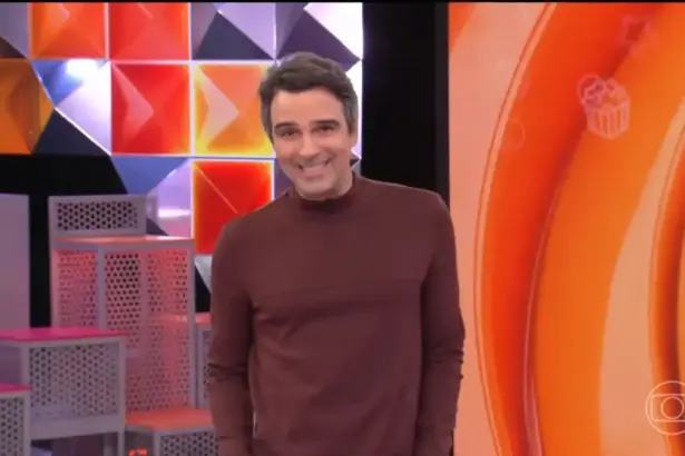 Tadeu Schmidt sorridente anunciando a dinâmica da primeira semana do BBB 26