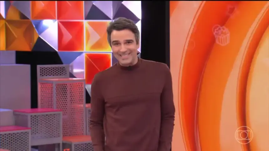 Tadeu Schmidt sorridente anunciando a dinâmica da primeira semana do BBB 26