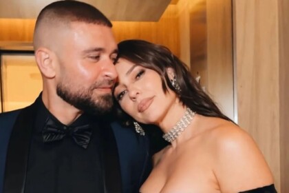 Diogo Nogueira e Paolla Oliveira posando juntos, com ela colocando a cabeça sobre o ombro dele