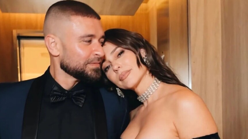 Diogo Nogueira e Paolla Oliveira posando juntos, com ela colocando a cabeça sobre o ombro dele