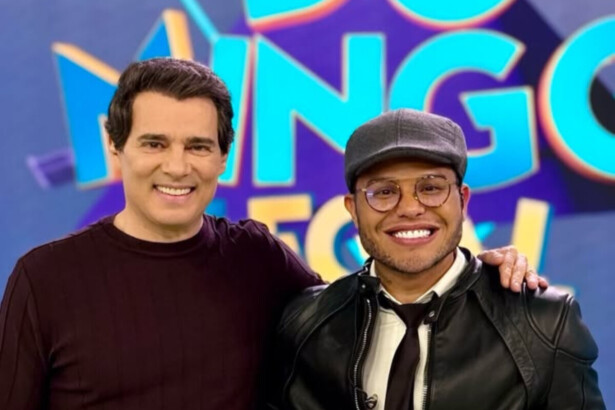 Celso Portiolli ao lado de Tierry no palco do Domingo Legal. Ambos estão sorridentes