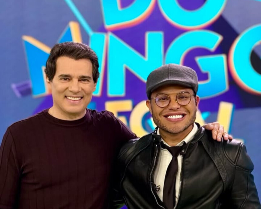Celso Portiolli ao lado de Tierry no palco do Domingo Legal. Ambos estão sorridentes