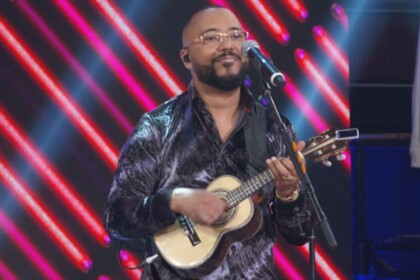 Dudu Nobre tocando cavaquinho