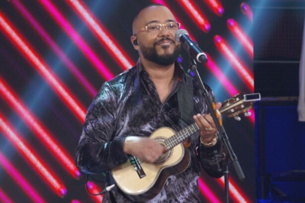 Dudu Nobre tocando cavaquinho