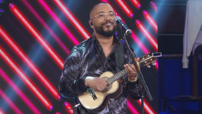 Dudu Nobre tocando cavaquinho