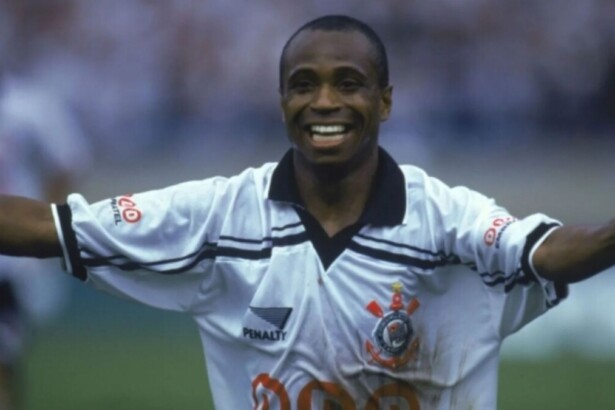 Edílson Capetinha comemorando gol em foto antiga com a camisa do Corinthians