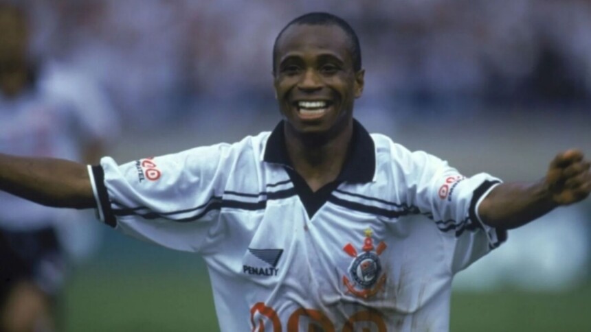 Edílson Capetinha comemorando gol em foto antiga com a camisa do Corinthians