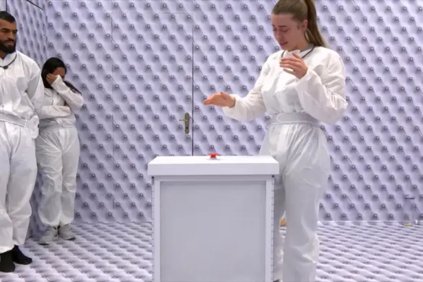 Elisa chora e coloca a mão sob o botão vermelho antes de desistir do quarto branco do BBB 26