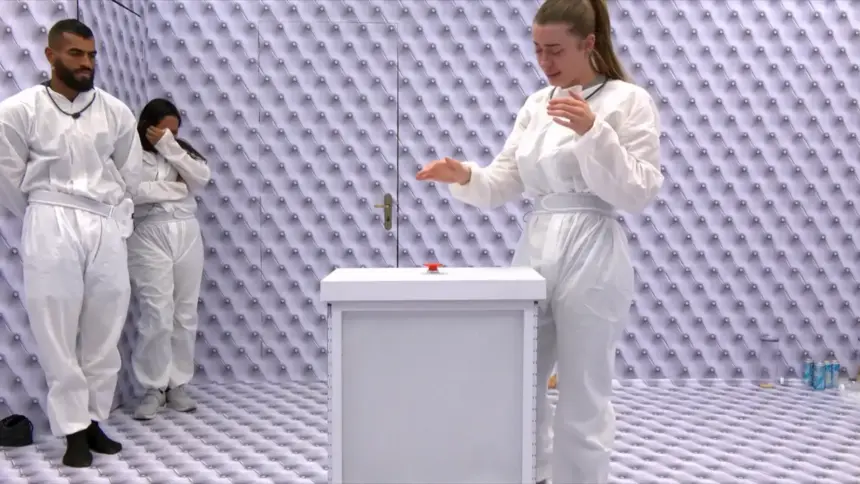Elisa chora e coloca a mão sob o botão vermelho antes de desistir do quarto branco do BBB 26