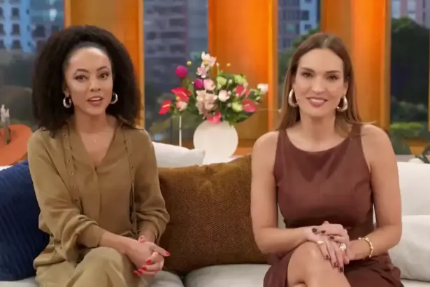 Valéria Almeida e Talitha Morete sentadas no sofá do programa Encontro