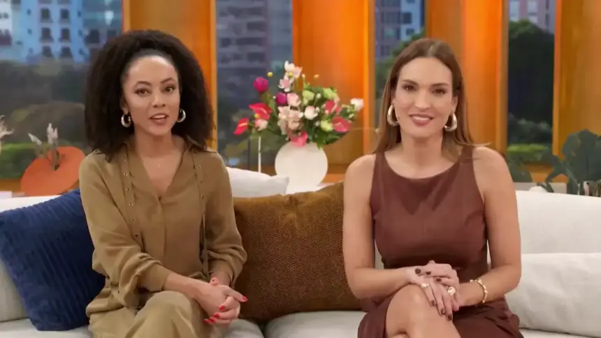 Valéria Almeida e Talitha Morete sentadas no sofá do programa Encontro