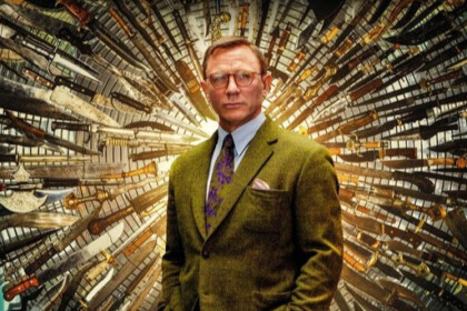 Daniel Craig de terno em frente a facas no poster do filme Entre Facas e Segredos