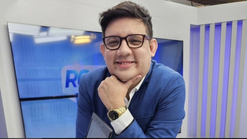 Erlan Bastos com a mão no rosto e sorridente