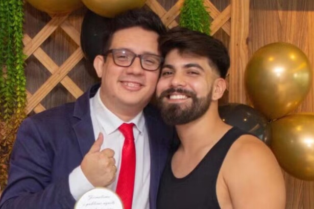 Erlan Bastos abraçado com o noivo Neto Maciel