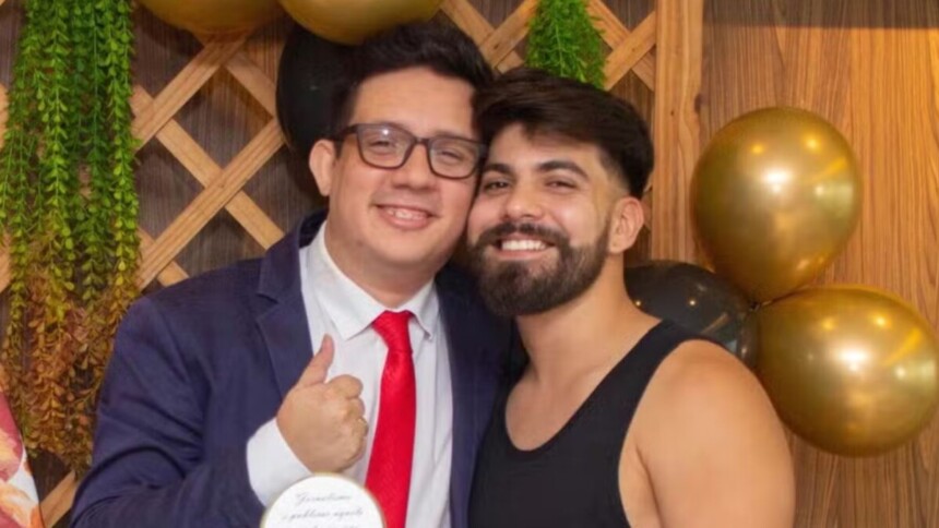Erlan Bastos abraçado com o noivo Neto Maciel