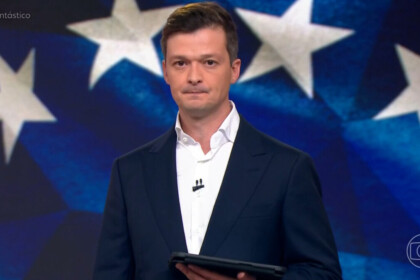 Felipe Santana, com o tablet na mão, estreando como apresentador do Fantástico