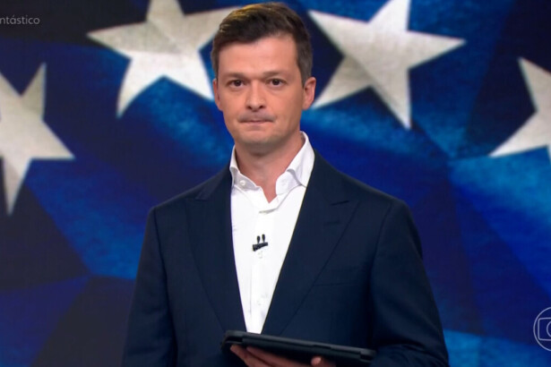 Felipe Santana, com o tablet na mão, estreando como apresentador do Fantástico
