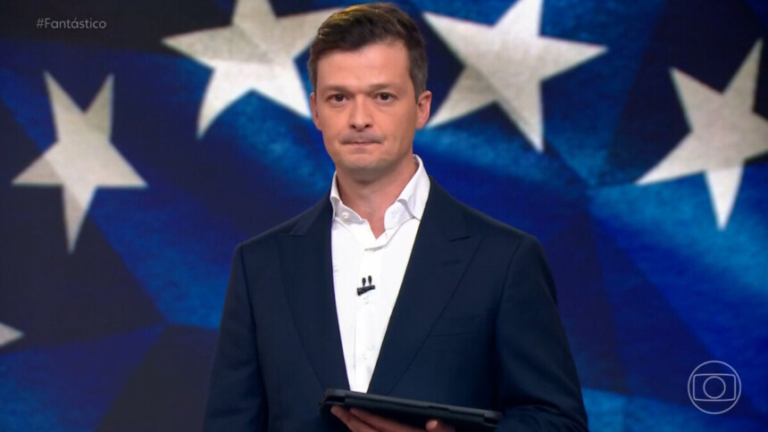 Felipe Santana, com o tablet na mão, estreando como apresentador do Fantástico