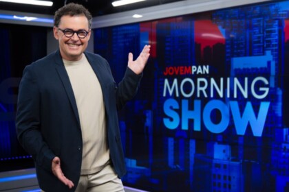 Fernando Rocha posando de braços abertos e sorridentes no Morning Show