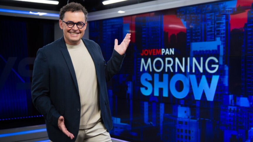 Fernando Rocha posando de braços abertos e sorridentes no Morning Show