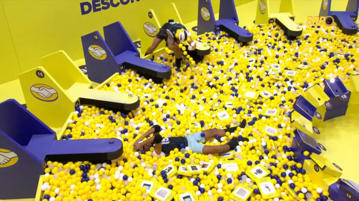 Alberto Cowboy se joga na piscina de bolinhas e recebe apoio de Jonas que joga bolinhas em comemoração ao colega de provas
