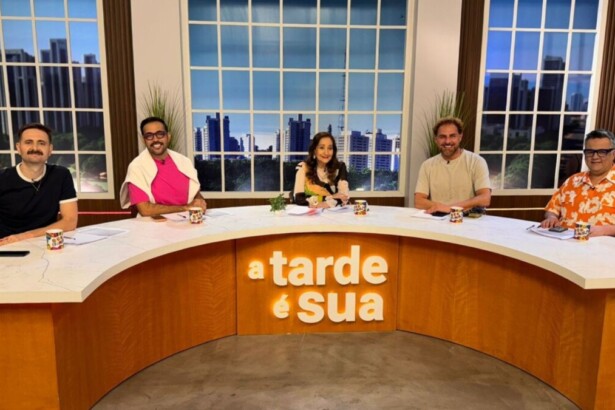 Gabriel Perline, Thiago Sodré, Sonia Abrão, Daniel Atalla e Vladimir Alves na nova bancada do A Tarde é Sua