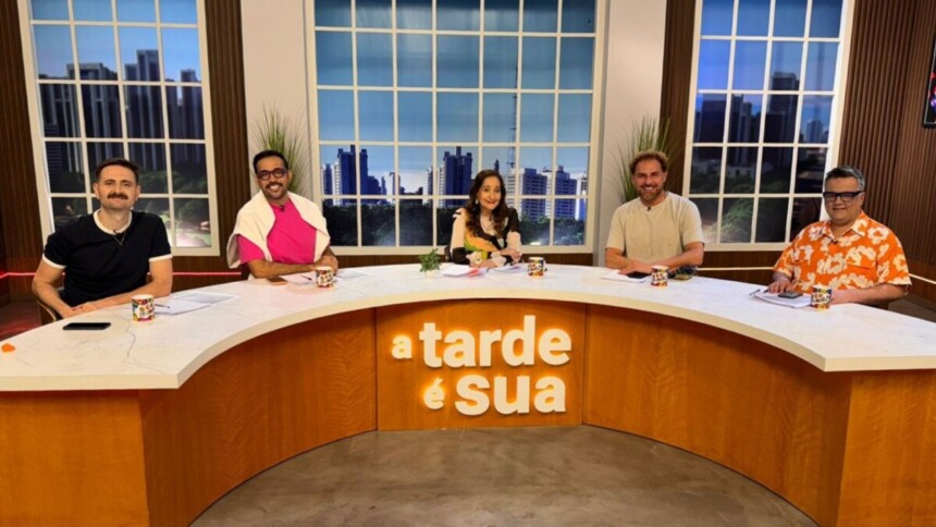 Gabriel Perline, Thiago Sodré, Sonia Abrão, Daniel Atalla e Vladimir Alves na nova bancada do A Tarde é Sua