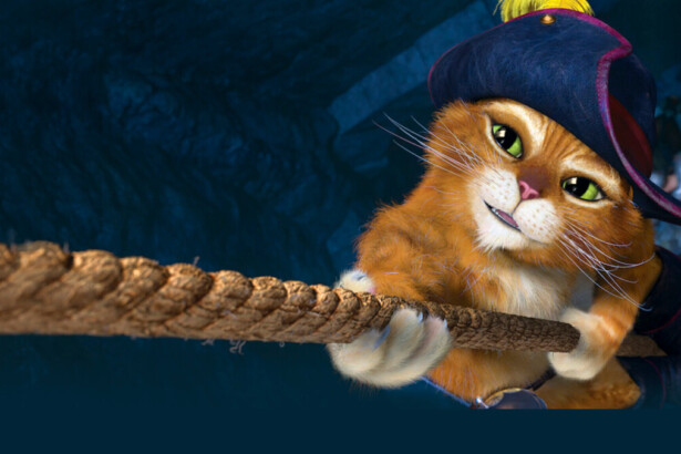 Gato de Botas subindo uma corda em cena do filme
